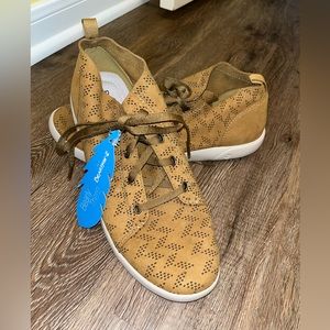 Brand New Bear paw ankle height shoes!! Size 8 1/2